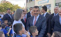 Bakan Tekin miniklerin bayrak törenine katıldı, öğretmenlerle bir araya geldi