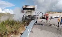 Bariyerlere çarpan kamyon alev alev yandı, sürücü yaralı kurtuldu