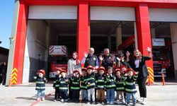Başkan Özlü itfaiye personeline tesbih hediye etti, miniklerle su tuttu
