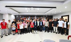Başkan Uysal, Muratpaşa Belediyespor güreşçileriyle bir araya geldi