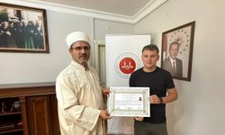 Bayram namazından etkilenip Müslüman oldu