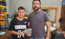 Berberden okul öncesi traş olmaya gelen öğrencilere anlamlı hediye