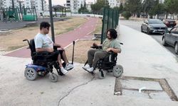 Bir günlüğüne akülü sandalyeye bindi, engelleri yaşayarak gördü