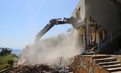 Bodrum'da kaçak yapılarda yıkım çalışmaları sürüyor