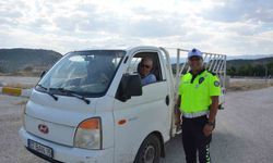 Bulaşık yıkama cezasıyla Türkiye'nin yüzünü güldüren trafik polisi konuştu: 'O sıcakta gönlüm el vermedi'