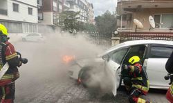Burhaniye'de seyir halindeki araç alev alev yandı