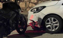 Bursa'da kontrolden çıkan motosiklet park halindeki araca çarptı: 2 yaralı