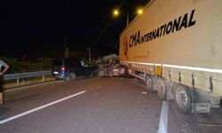 Bursa'da tır ile otomobil çarpıştı: 1 ölü, 7 yaralı
