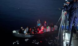 Çanakkale'de arızalanan lastik botla sürüklenen 14 kaçak göçmen kurtarıldı