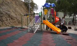 Çocuk park ve oyun alanları yenileniyor zeminleri kauçukla kaplanıyor