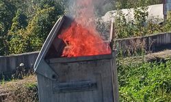 Çöp konteynerinde çıkan yangını mahalleli söndürdü