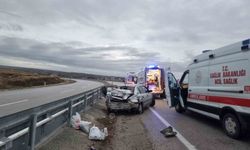 Çorum'da otomobil bariyerlere çarptı: 5 yaralı