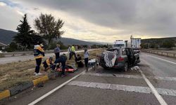 D100'de otomobil refüje çarptı: 3 yaralı