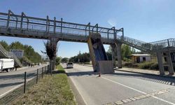 Damperi açık kalan tır üst geçide çarptı: Sürücü yaralandı