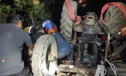Devrilen traktörün altında kalan sürücü kurtarıldı