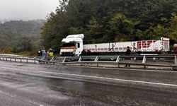 Düzce D-655 karayolunda makaslayan tır yolu trafiğe kapattı