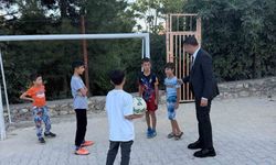 Eğil'de öğrencilere kırtasiye desteği