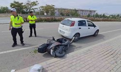 Elektrikli bisiklet park halindeki otomobile çarptı: 1 yaralı