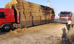 Elmadağ'da bir kamyonetteki saman balyaları yandı