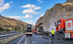 Erzincan-Erzurum kara yolunda hayvan yemi yüklü tır yandı
