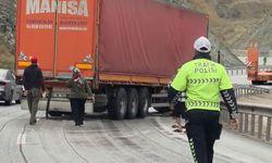 Erzincan-Sivas kara yolunda tır bariyere çarptı