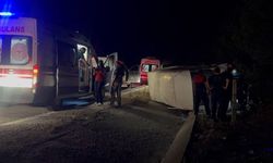 Erzincan'da bal yüklü minibüs devrildi: 3 yaralı