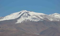 Erzincan'ın yüksek kesimleri mevsimin ilk karıyla beyaza büründü