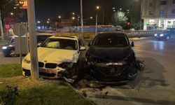 Erzurum'da kavşakta otomobiller çarpıştı: 2 yaralı