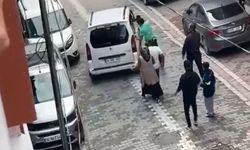 Eski koca olay çıkardı, kadının yakınları tekme tokat kovaladı; o anlar kamerada