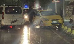 Eskişehir'de taksi ile panelvan çarpıştı: 3 yaralı