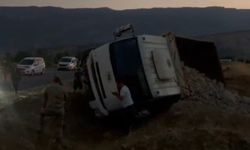 Hakkari'de freni boşalan kamyonet devrildi: 1 yaralı