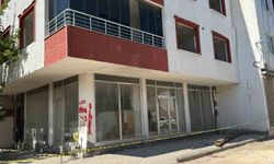 Hasarlı bina deprem sonrası korkuttu