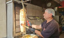 Hatay'da genç girişimci 100 TL'ye döner satıp askıya yemek koyuyor