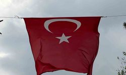 İş makinesinin üzerine çıkıp Türk bayrağını düzeltti, ardından böyle öptü