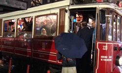 İstanbul'da etkili olan sağanakta vatandaşlar tramvaya sığındı