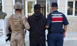 İzmir jandarması, firarileri arazide yakaladı