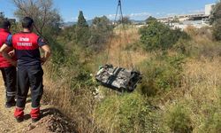 İzmir'de otomobil akarsu havzasına uçtu: 1 ölü, 2 yaralı