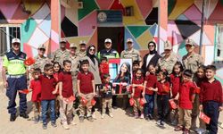 Jandarma ekiplerinden Sason'da öğrencilere anlamlı ziyaret