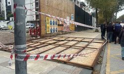 Kadıköy'de inşaatın dış koruma kaplaması vatandaşların üzerine düştü: 2 yaralı