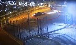 Kaldırımdan seken otomobil 1 metrelik duvarı aştı: O anlar kamerada