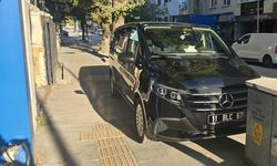 Kaldırımı işgal eden resmi plakalı araca tepki