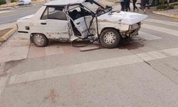Kamyonetle otomobille çarpıştı: 3 yaralı