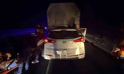 Kamyonla otomobil çarpıştı: 1 ölü, 2 yaralı