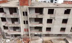 Karacabey'de 30 yıldır tamamlanmayı bekleyen bina mahalleliyi tedirgin ediyor