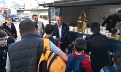 Karacabey'de 'Çorba Bizden' kampanyasına öğrencilerden yoğun ilgi