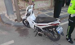 Karaman'da otomobilin kapısına çarpan motosiklet devrildi: 2 yaralı