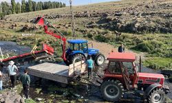 Kars'ta köylüler el ele verdi: Traktör römorkunu 4 saatte dereden çıkardılar