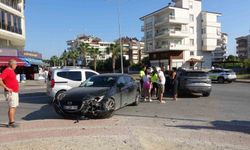 Kavşaktan geçerken yolun ortasında duraklayan otomobil, 3 araçlı kazaya neden oldu
