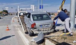 Kırmızı ışıkta durmadı, iki otomobile çarptı: Ehliyetine 2 ay el konuldu