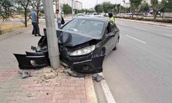 Kontrolden çıkan otomobil aydınlatma direğine çarptı